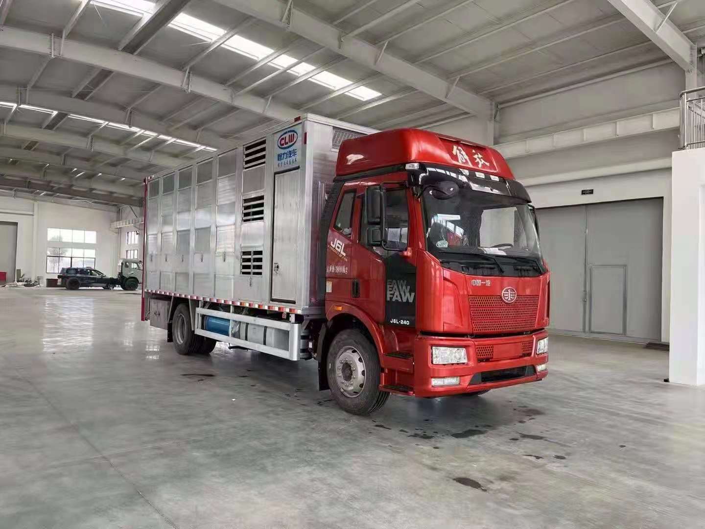 国六解放J6畜禽运输车