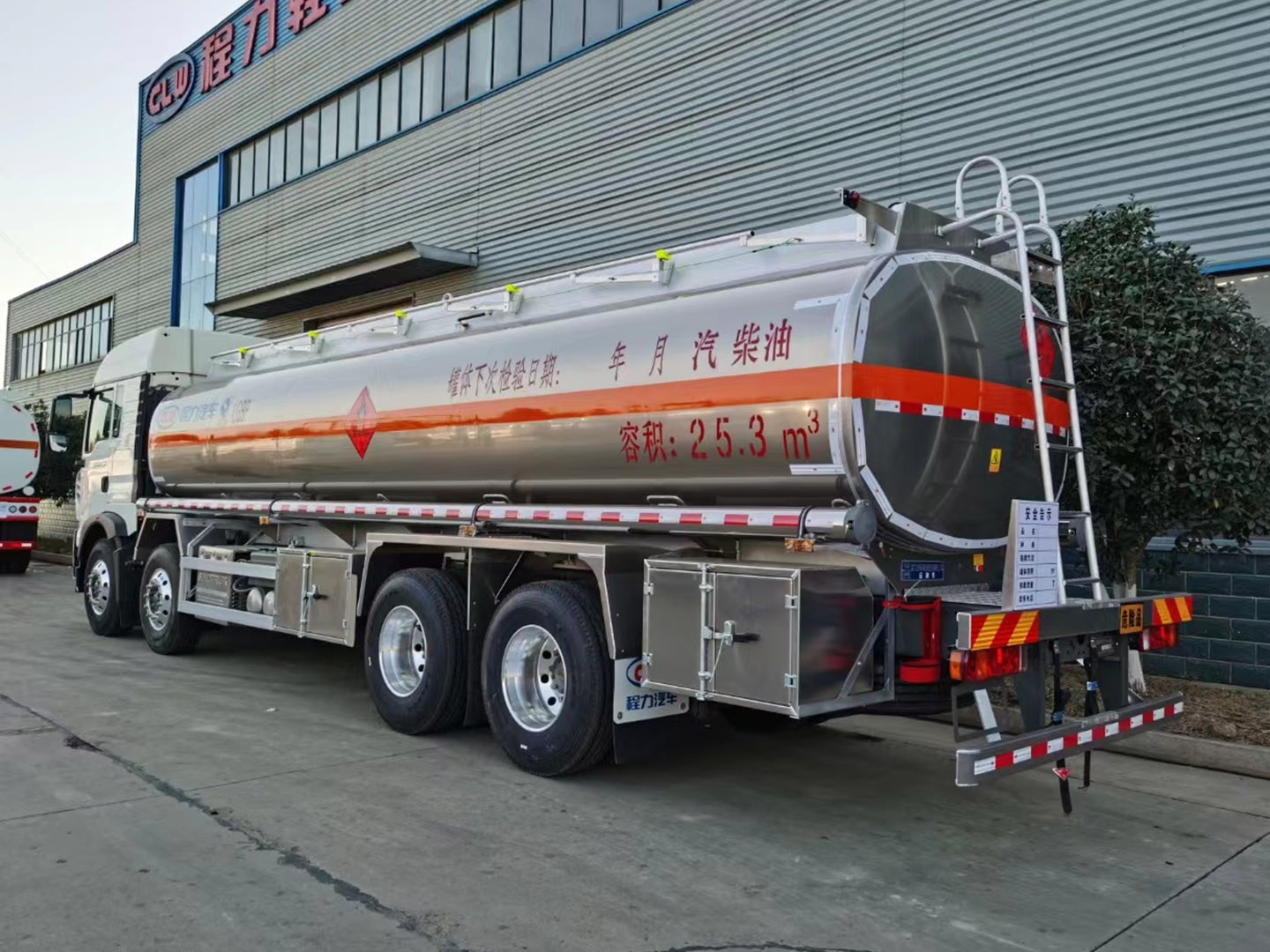 国六重汽豪沃前四后八25.5方油罐车