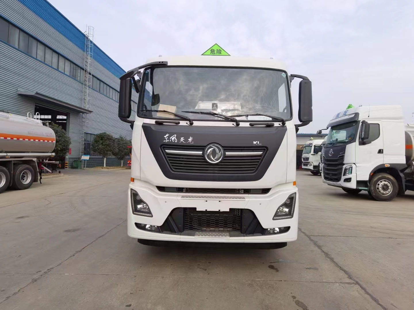 东风天龙后双桥铝合金运油车