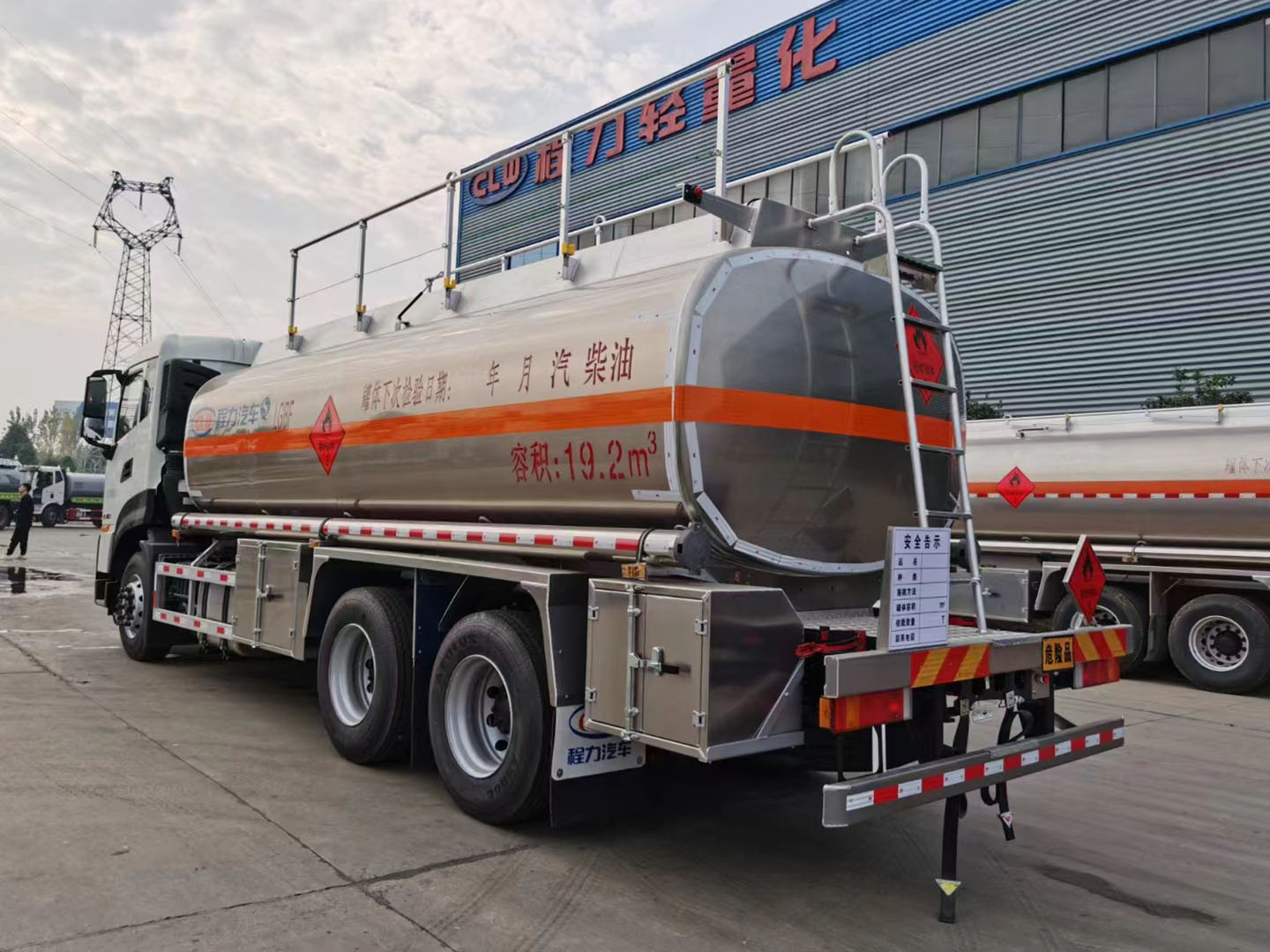 国六东风天龙后双桥铝合金运油车