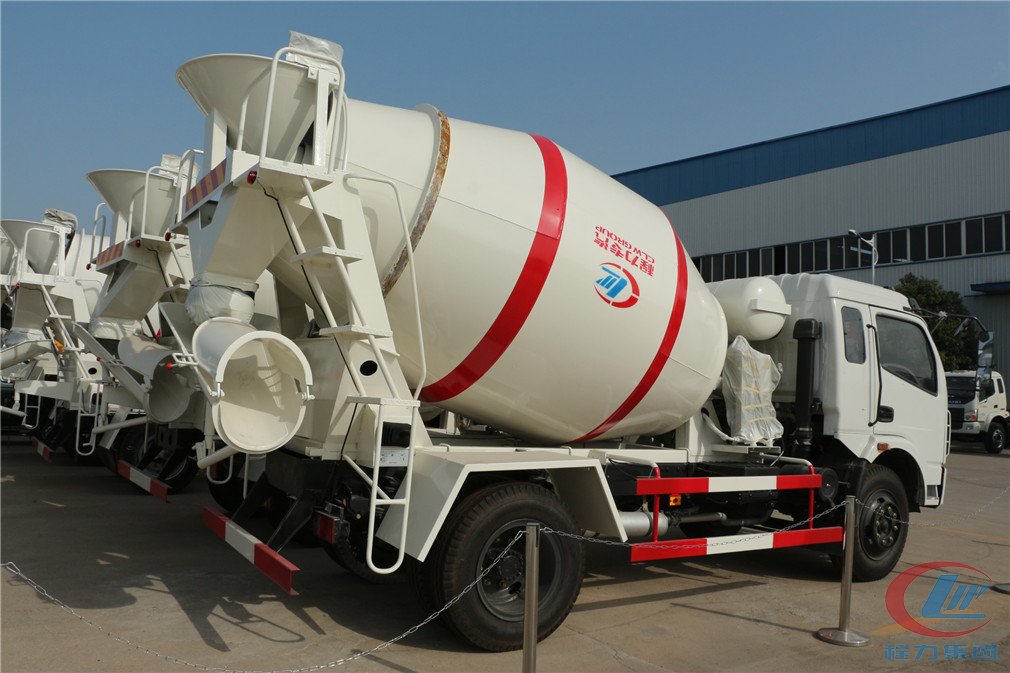 湖北程力东风多利卡搅拌车侧面图