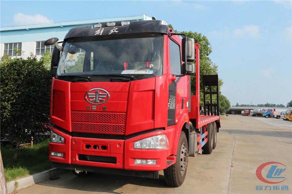湖北程力解放后八轮平板运输车正面图